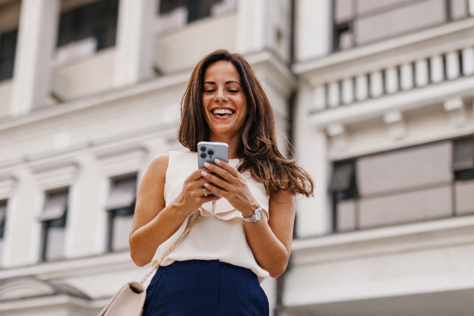 Cliente sorrindo ao usar o celular na rua